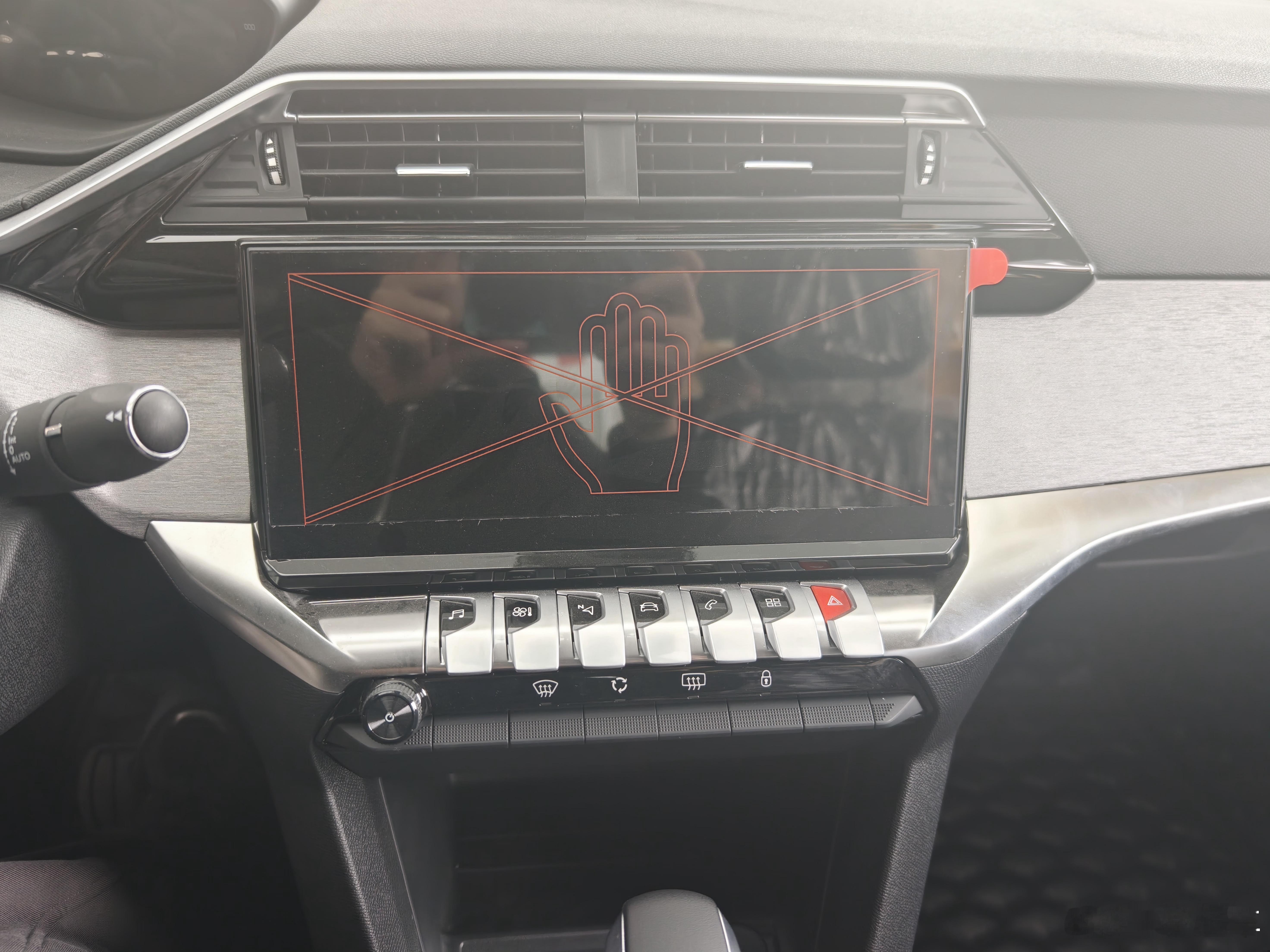 来看看标致，内饰设计真好看，但是销售有一种不相信别人会买的表情