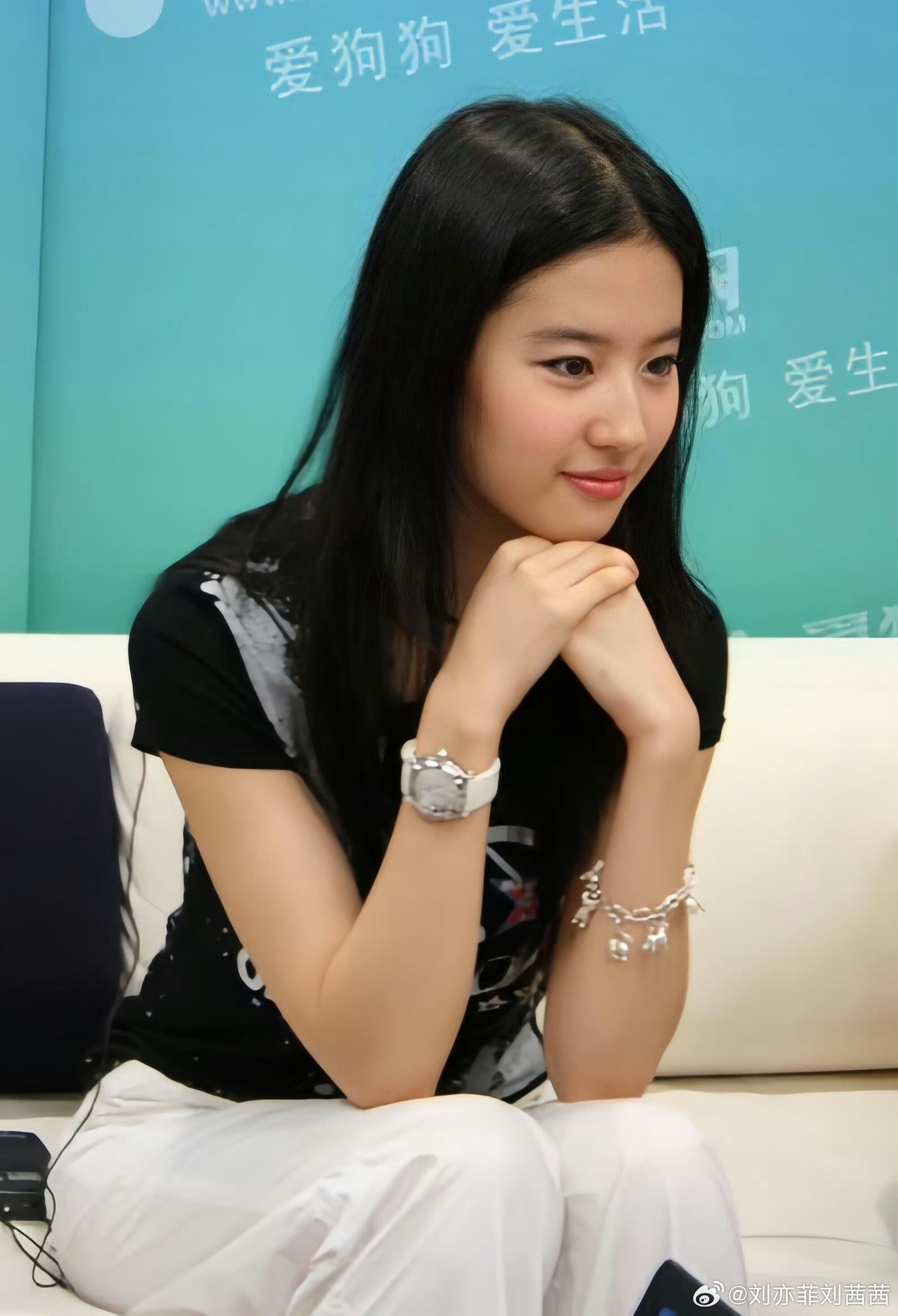 刘亦菲身着黑白撞色涂鸦印花短袖T恤，搭配简约白色休闲裤，经典配色清爽干净，涂鸦元