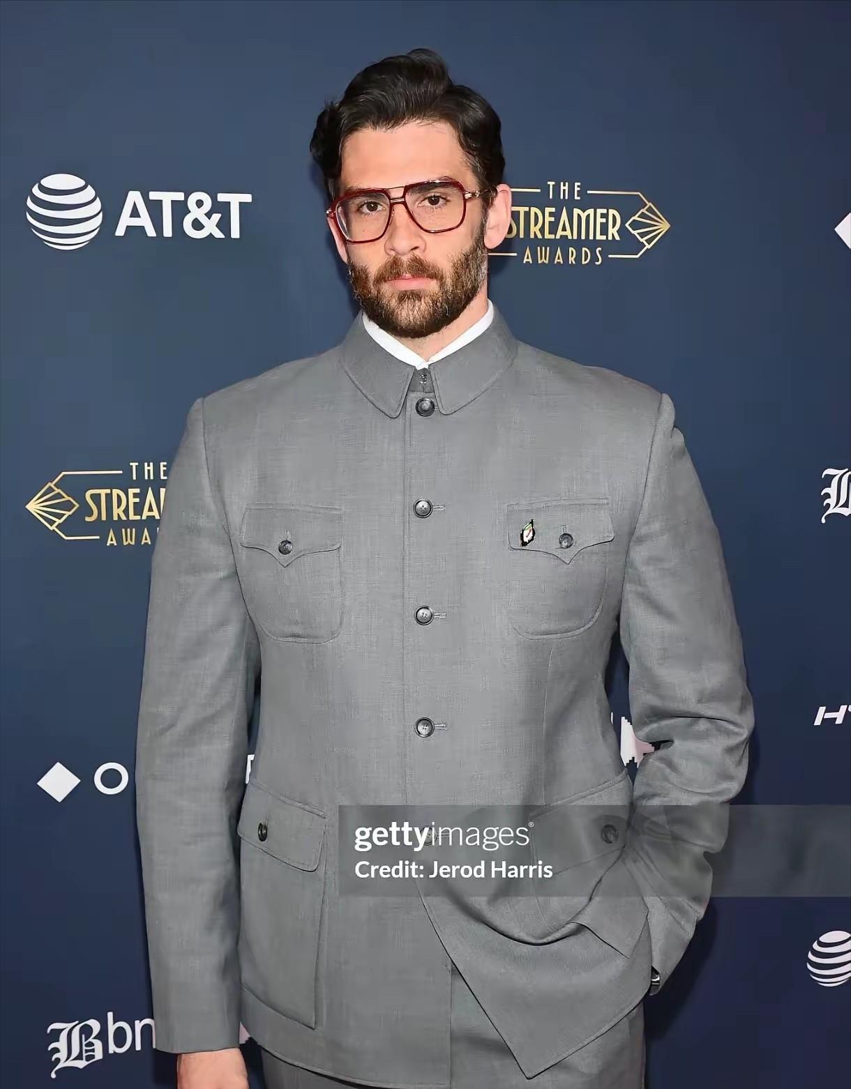 谁能想到，这位穿中山装的美国博主哈桑，竟让自以为高高在上的美裔华人无地自容。 