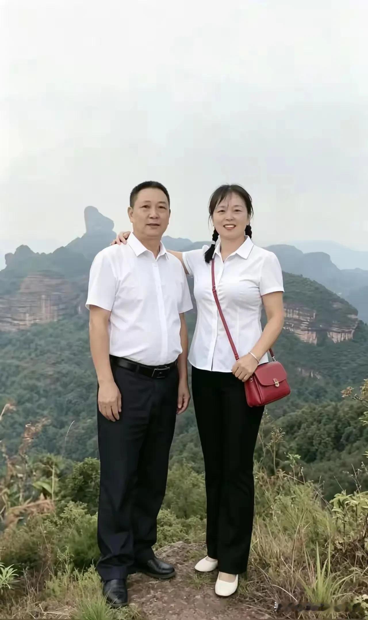 阮郎归·青山为证层岩叠翠绕云冈，同登峻岭旁。素衫相映气轩昂，温柔衬俊郎。