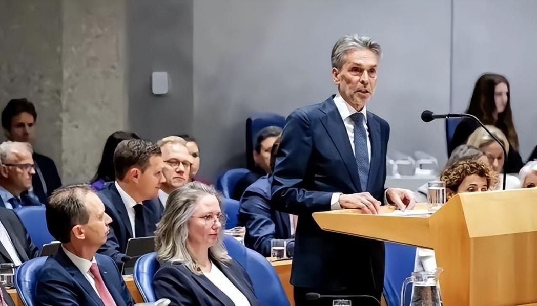 一记响亮的耳光！中方正式官宣，彻底切断与荷兰的晶圆合作。这下，荷兰人想后悔都来不