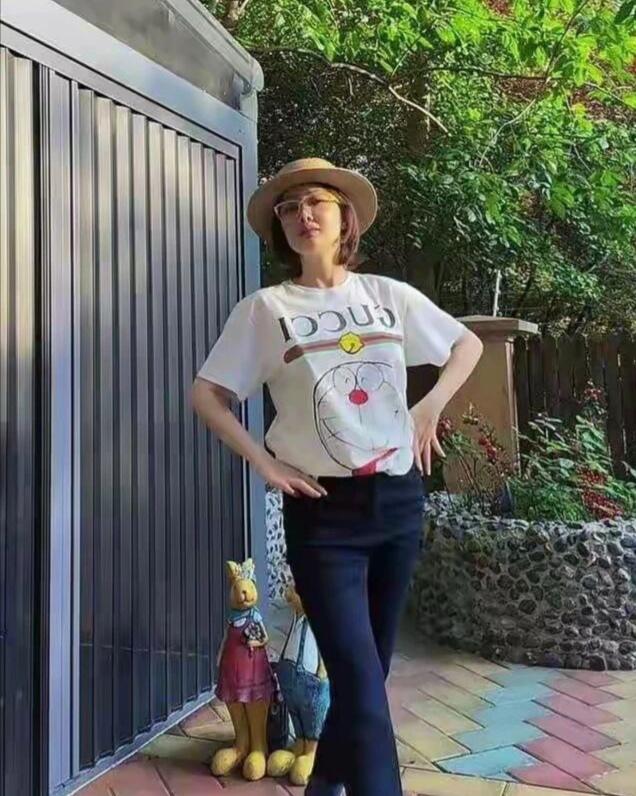 奔五的牛莉一亮相，谁能忍住不多瞅两眼哎哟喂，猛一眼看过去，差点认不出来！这不就