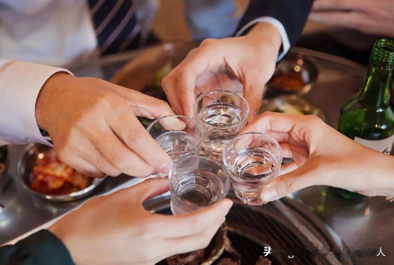 今天晚上突然明白了一个道理：如果你请别人吃饭，一定要表现得大大方方，即使你很穷