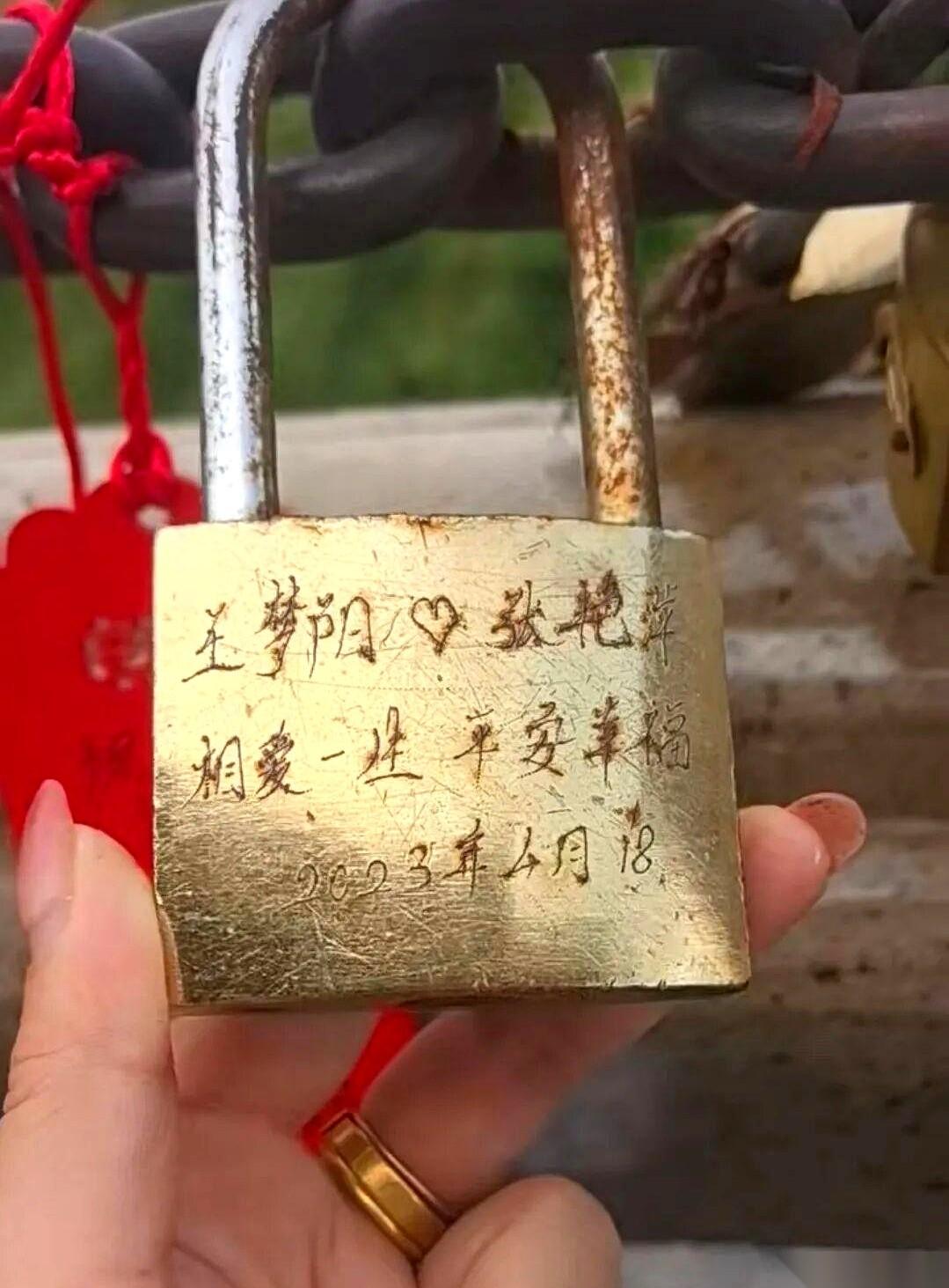 几千米高的老君山顶，几十万把生锈的铜锁密密麻麻挤在一起。谁能想到，一个路人随便