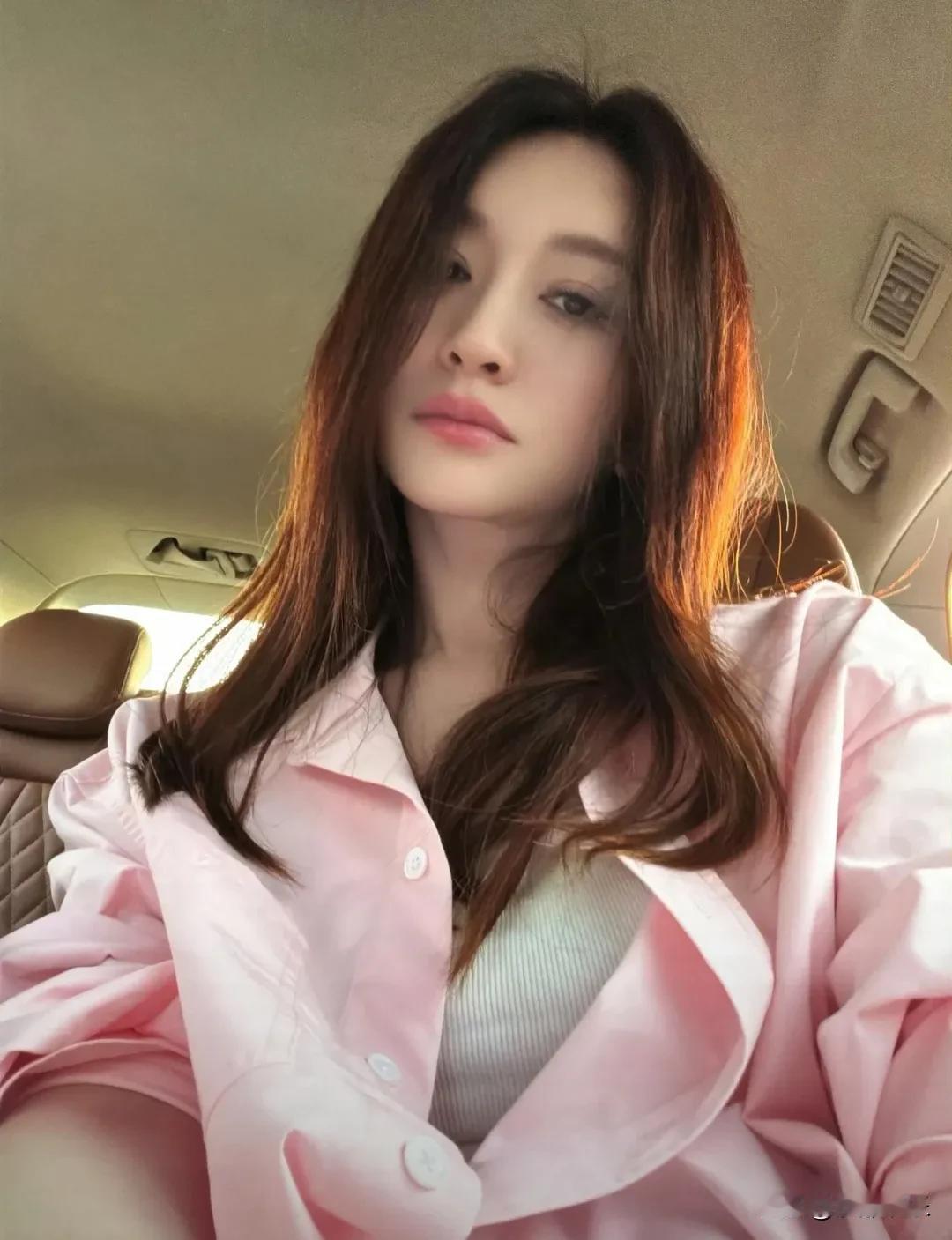 50岁李小冉，七夕送自己百万豪车！笑得好开心！别的女明星过七夕晒花晒包晒转账