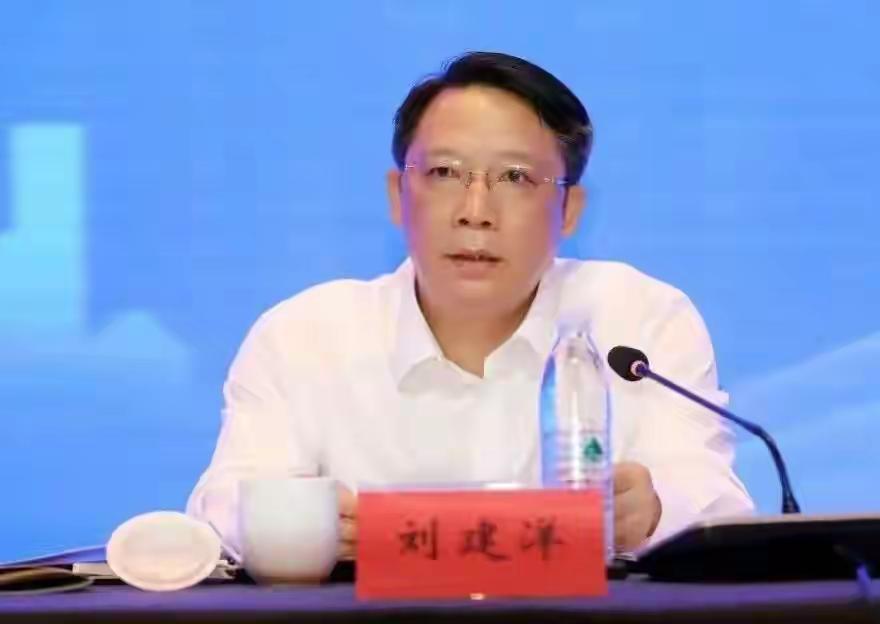 这个家伙被查了，真的让人直打寒颤。从江西到江苏，他要干多少坏事，经他手上提拔的贪