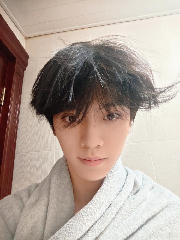 左航演唱会后回归潦草左航你头发咋了左航舞台上是霸道爱豆，后台是潦草小猫，这种真