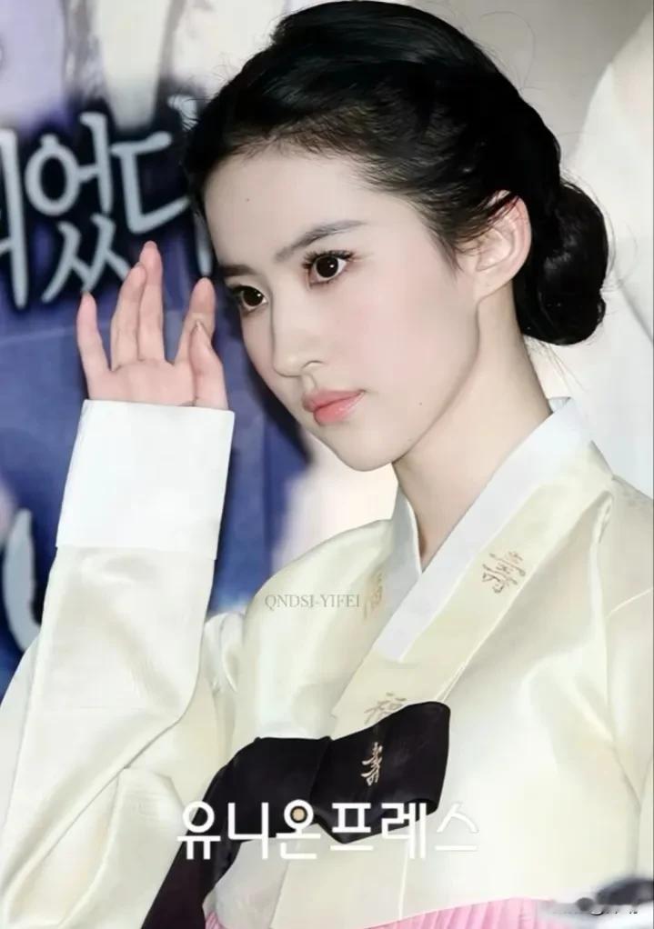 刘亦菲的韩服装扮漂亮极了