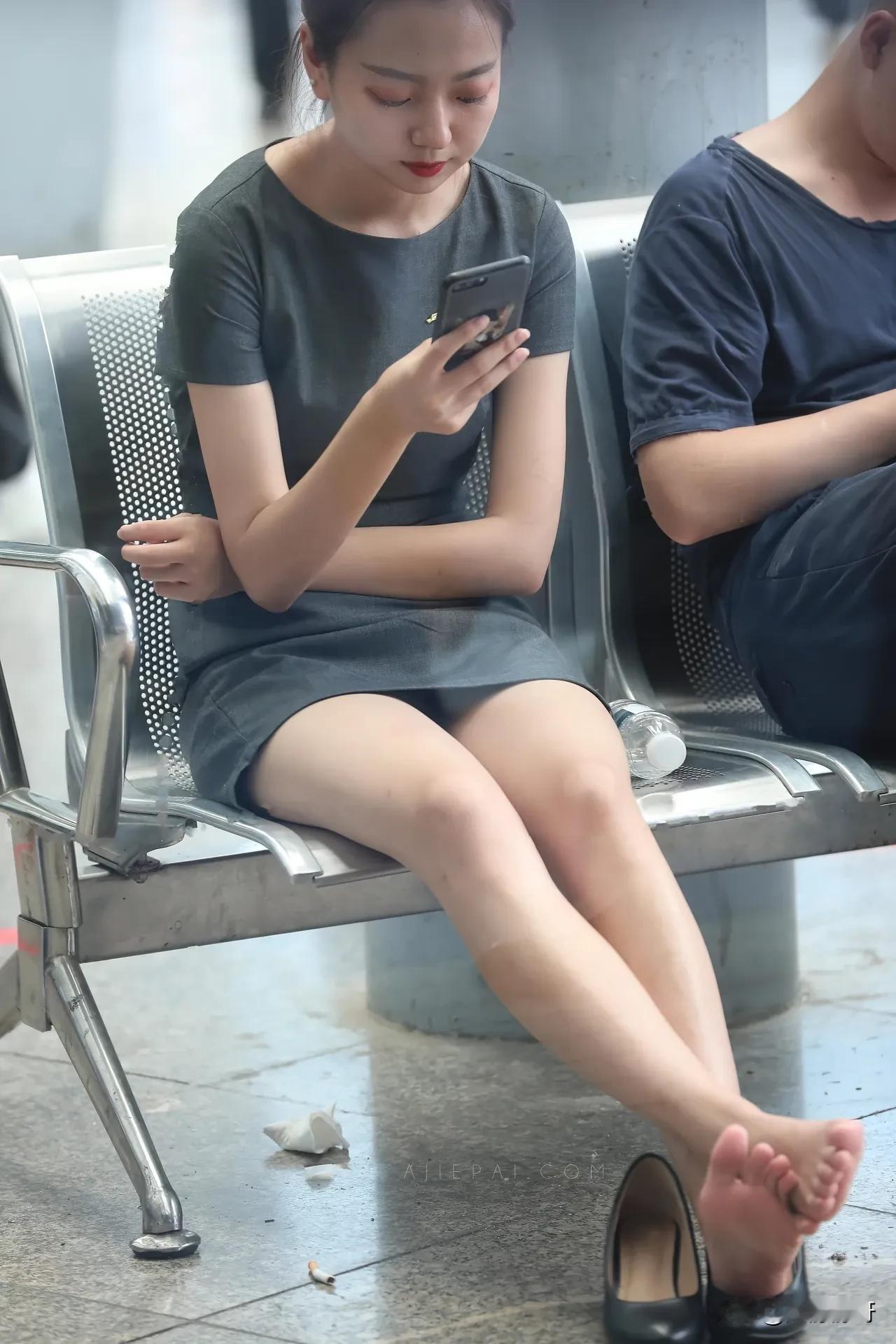 公共场合脱鞋子，这种行为你怎么看？是支持呢？还是反对呢？