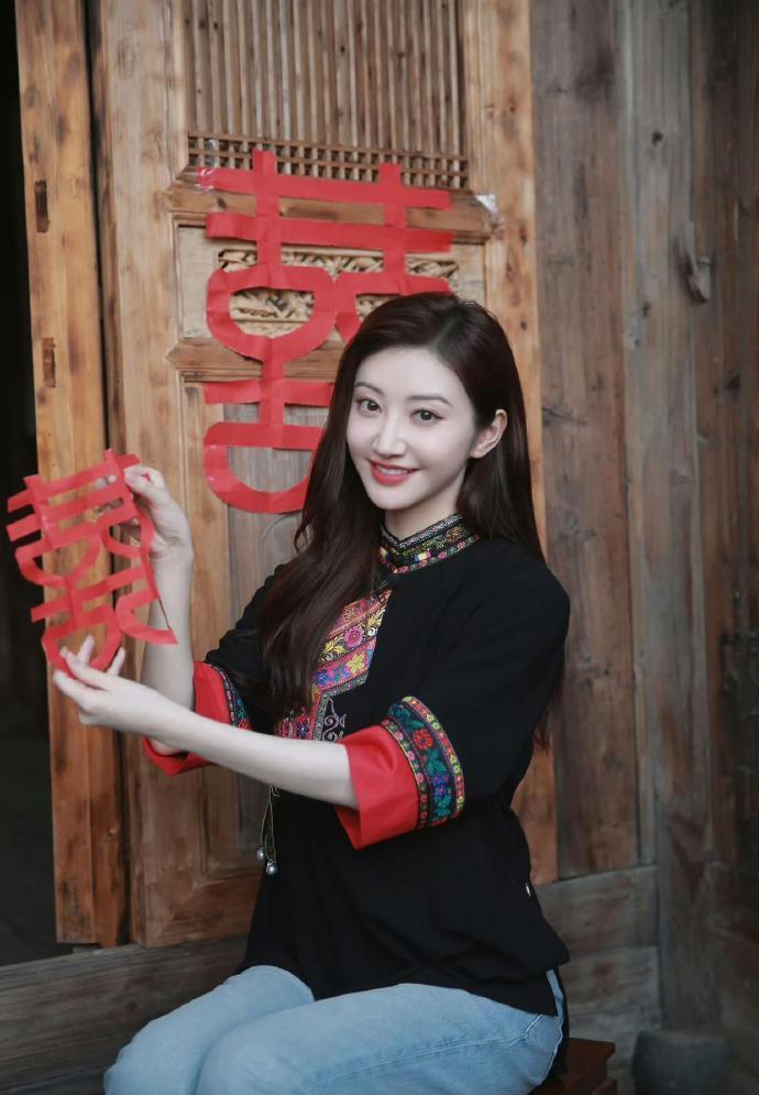 景甜穿上了苗族百鸟衣，不是拍照打卡，是真把衣服穿进了山沟里。那不是普通裙子，是