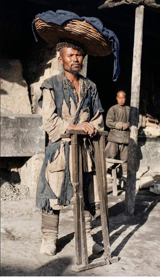 清末，新疆街头，走街串巷的流动小贩。这位小贩应为新疆本地少数民族（大概率维吾尔