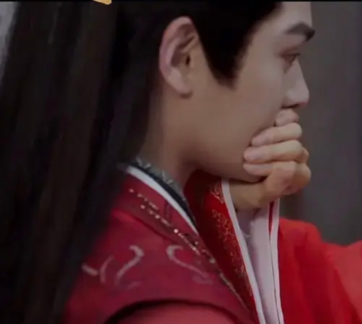 丁禹兮山河枕古装剧里状态截图,剧里看到这张脸真的很难入戏。。他太不适合古装了。我