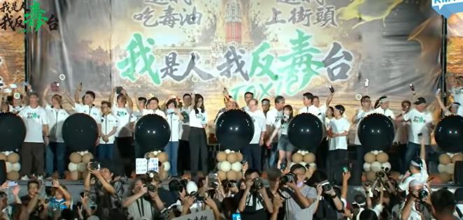 不陪郑丽文“反毒油”刺气球，韩国瑜讲完县市长竟走光。7月25日晚，国民党在凯
