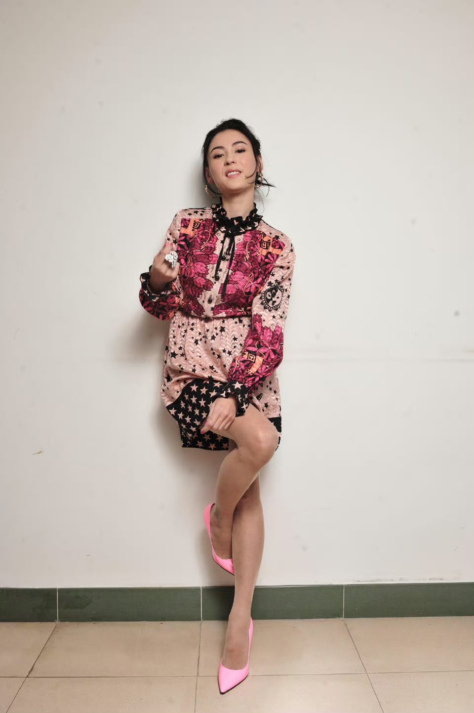 谁给张柏芝贴的双眼皮张柏芝~~张柏芝