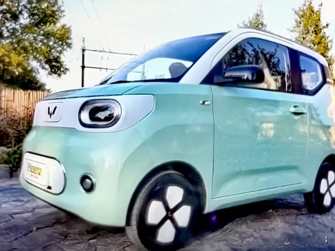 真没想到呀，五菱宏光MINIEV这台车仅售3万多一点儿。因为上班离单位稍微有点远