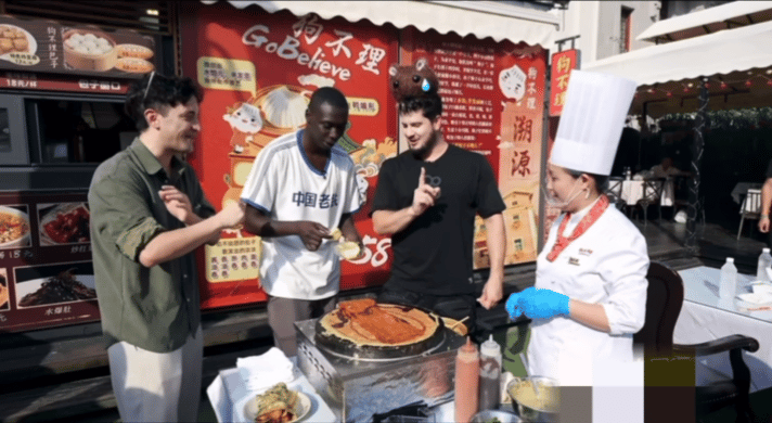 无语哥也拒绝不了辣条煎饼果子因为辣条而升华，无语哥因为辣条而破功。这就是美食的