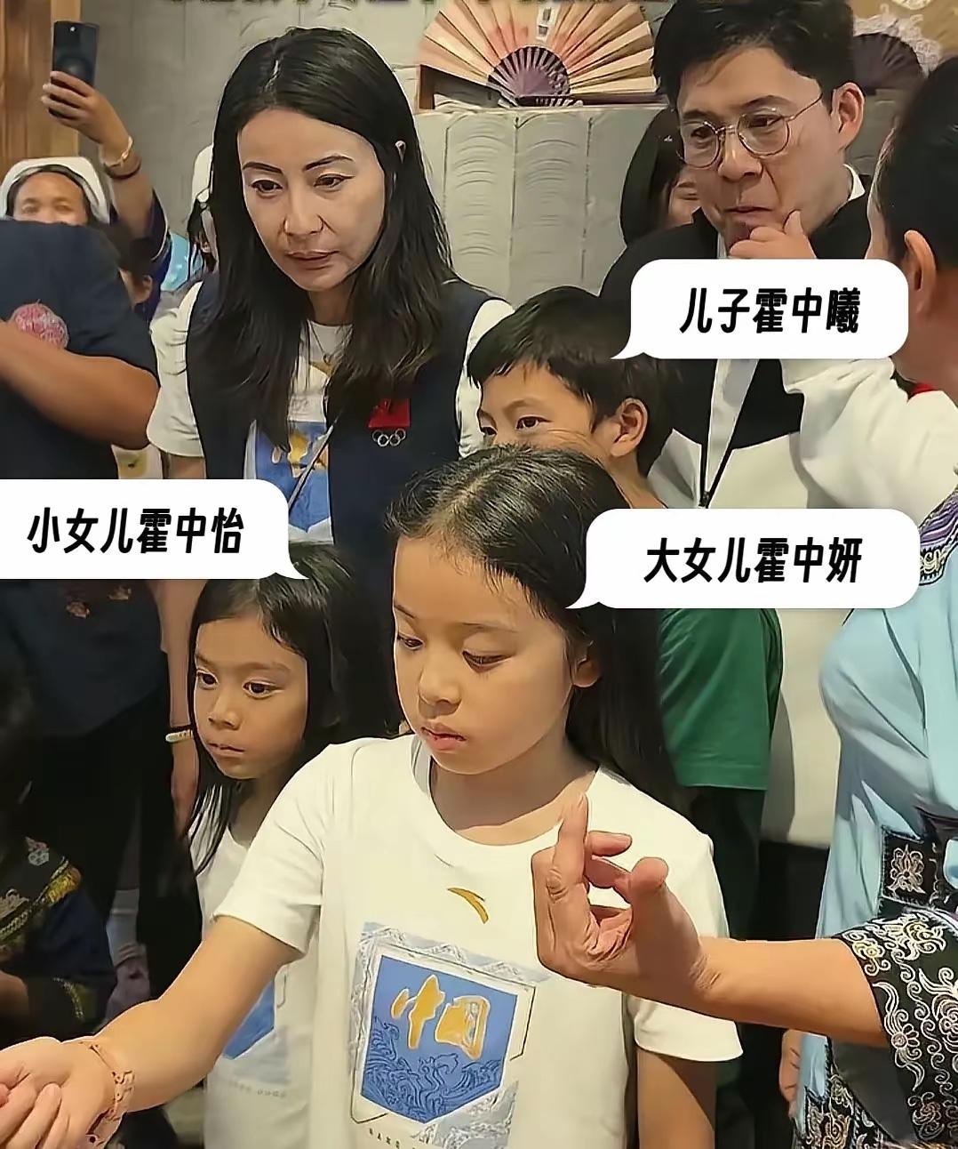 一觉睡醒，​​是不是全网都在刷郭晶晶大女儿霍中妍？​​12岁的霍中妍近照刚流