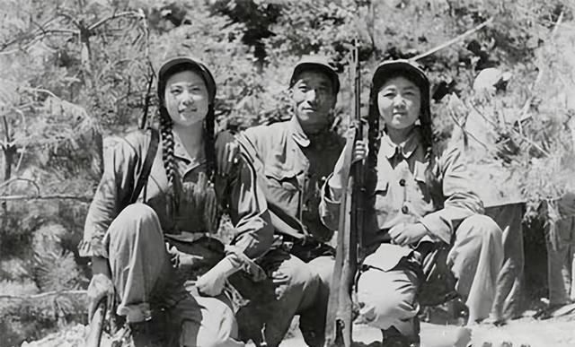 1937年，王近山去部队巡查，两个年轻女兵敬礼：“王副团长好！”王近山笑着回敬，