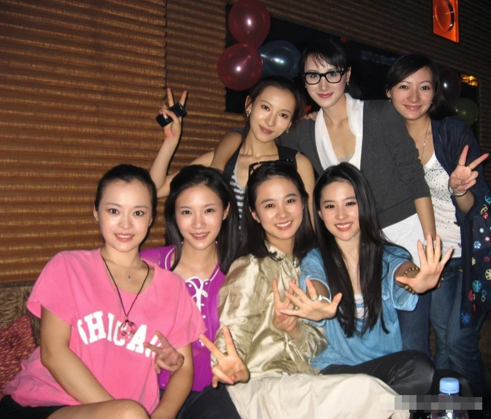 这个照片拍摄于2009年，22岁的刘亦菲与大学同学的一张合影，谁最吸引你眼球