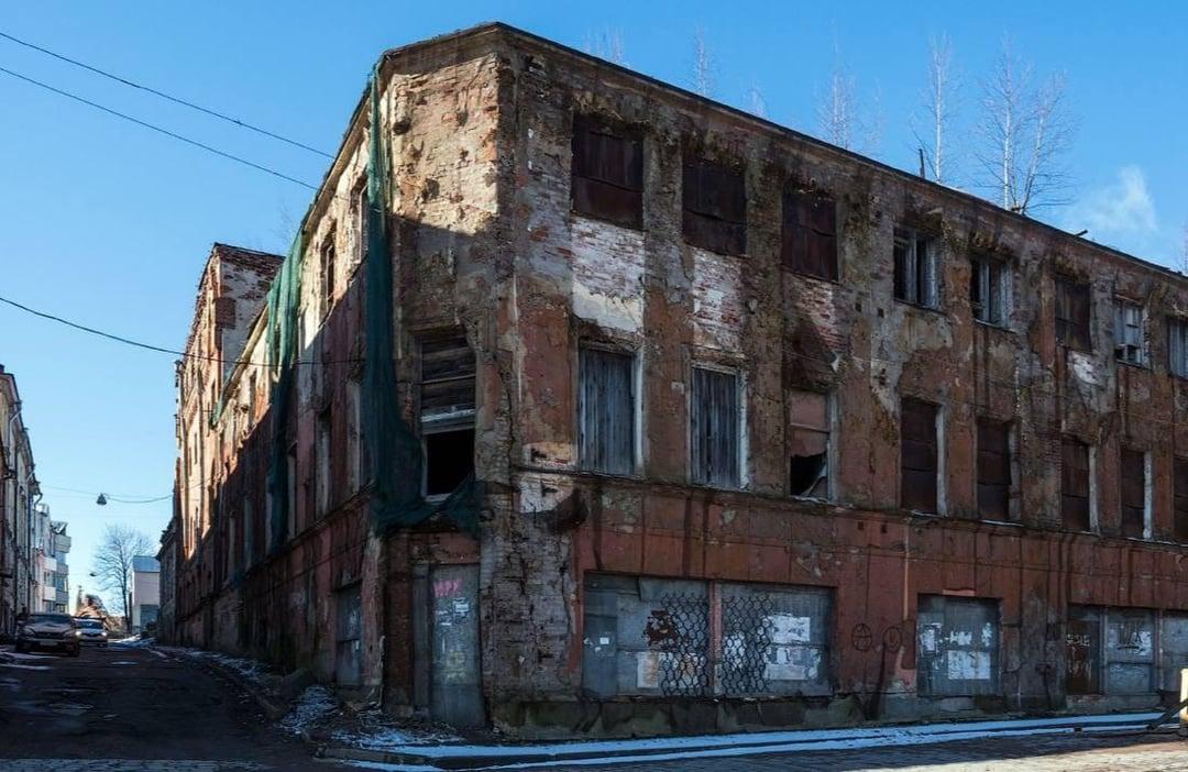 维堡曾是芬兰第四大城市，现在属于俄罗斯，充满文化活力，如今却破败不堪。有人形容它