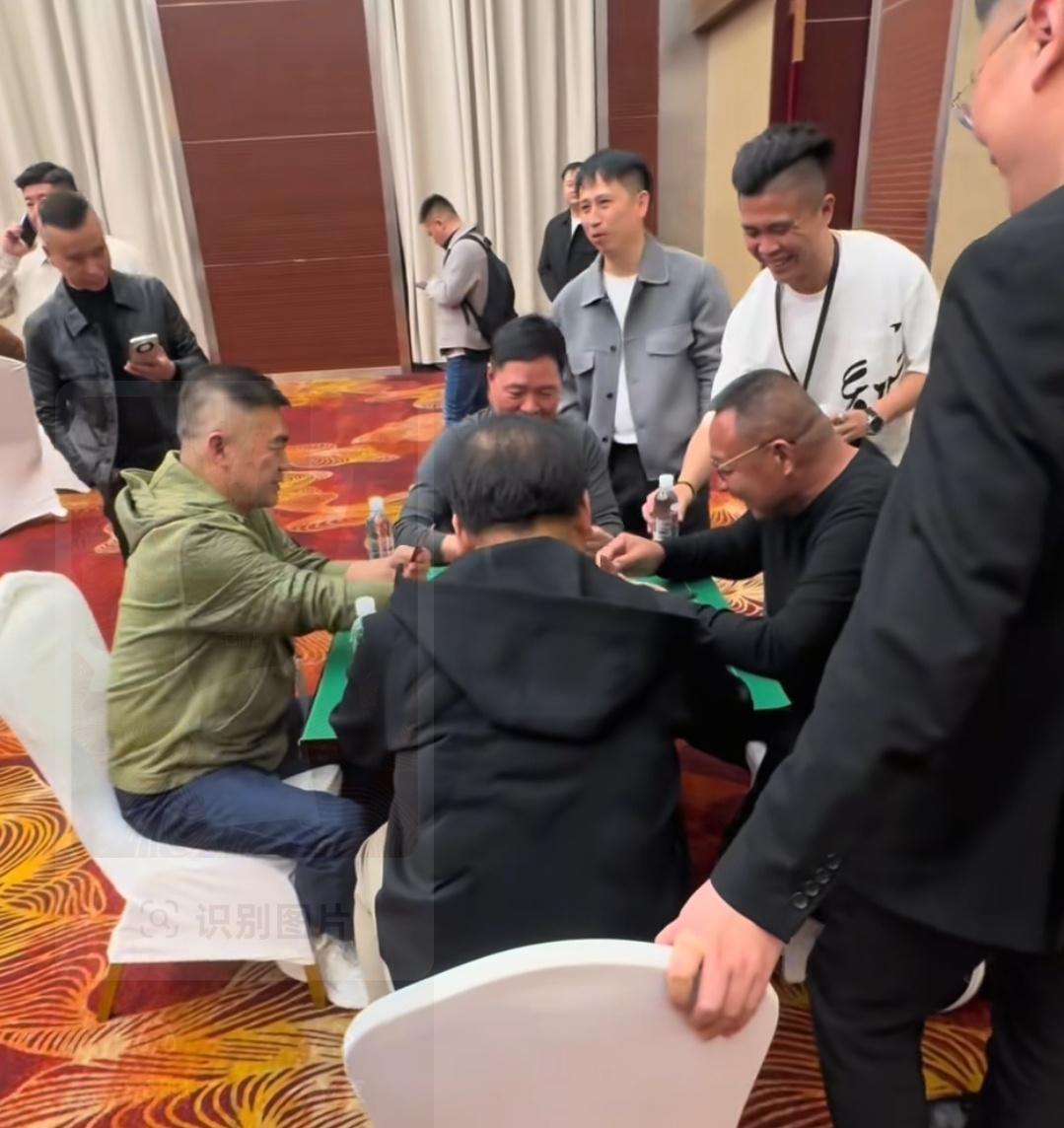 刚刷到于东来搓麻将的视频，感觉这才是通透的生活，对比一下张雪峰老师，感觉生