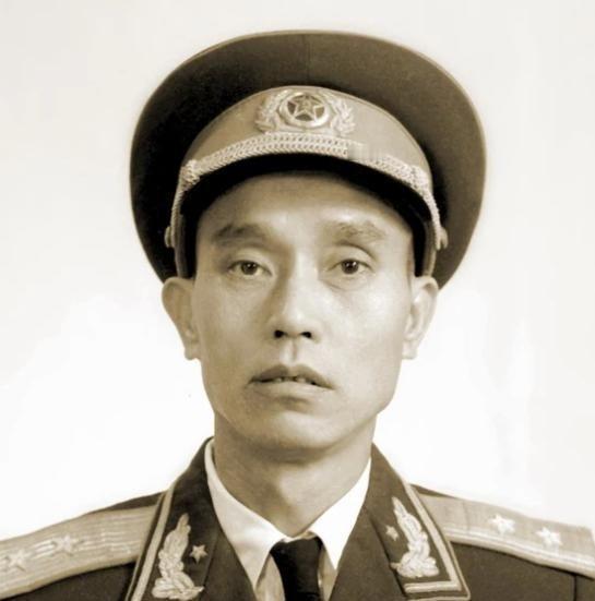 1947年，一名解放军师长，大腿根部受伤住院。这时，一19岁女护士来到他的病房，