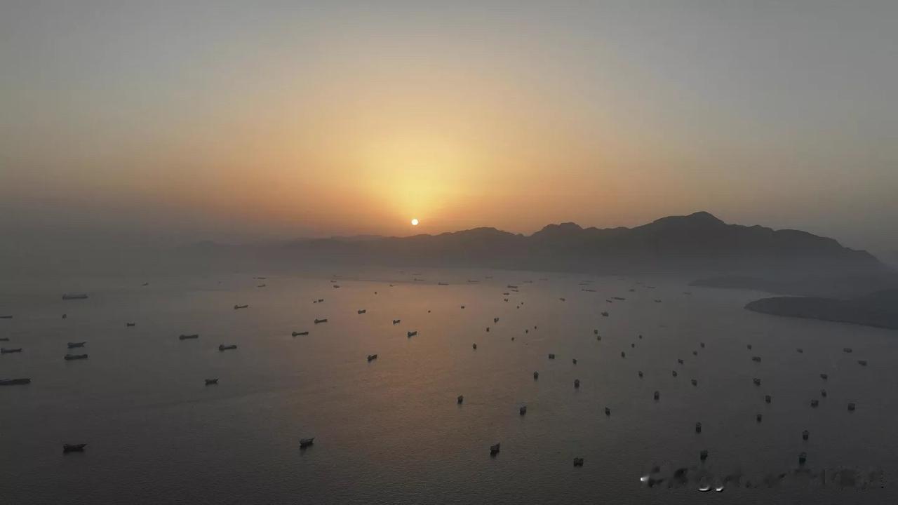 【伊朗关闭霍尔木兹海峡】伊朗哈塔姆·安比亚中央总部6月20日表示，鉴于
