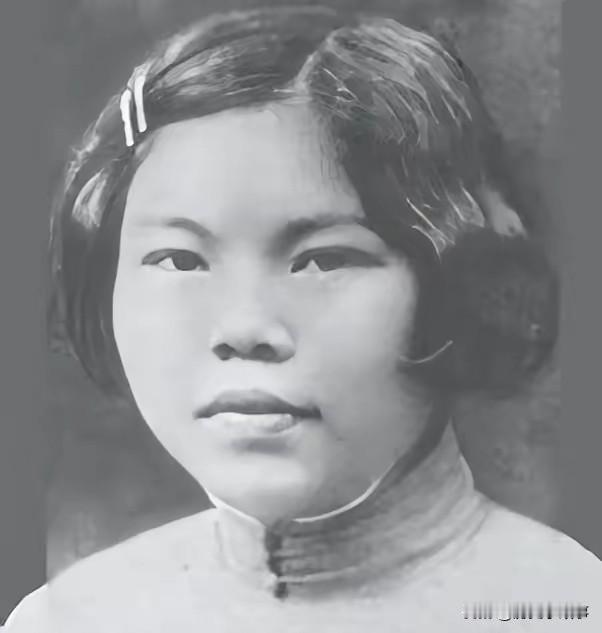 枪毙前，她突然往嘴里塞了一大把生黄豆。腮帮子撑得老大，跟含着两块石头似的。狱友都