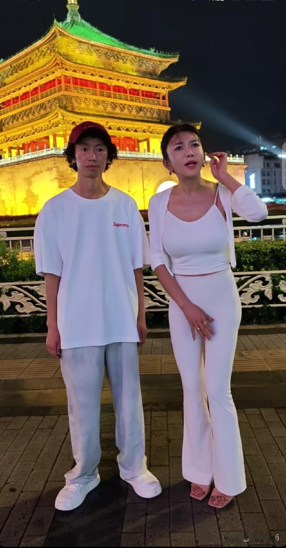 不是说分手了吗，怎么又搅合在一起了。庞麦郎与龚玥菲在西安钟楼前合影，甜甜蜜蜜卿卿