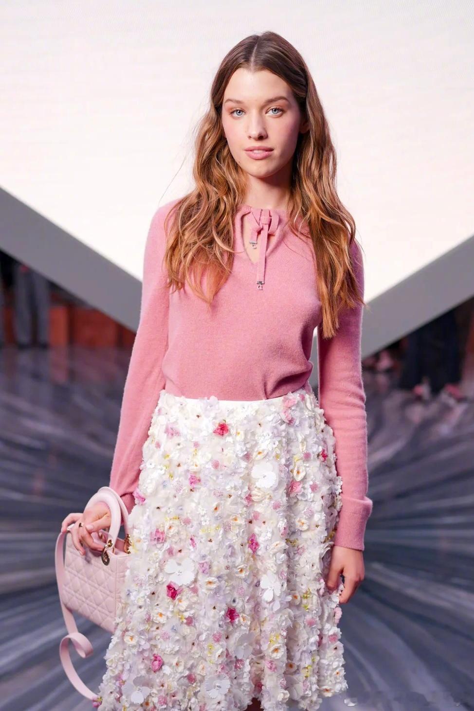 Dior签约EverAnderson出任品牌大使，她出镜了全新Dior