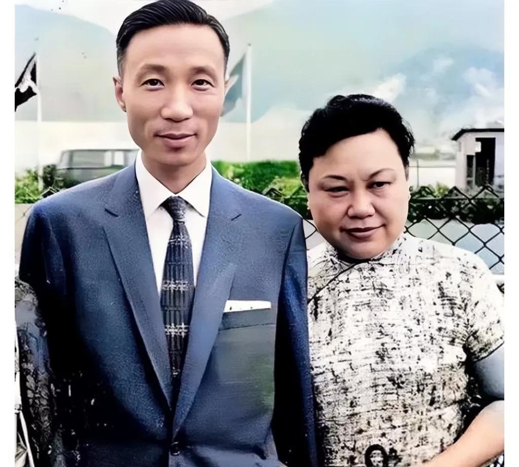 上世纪60年代，香港，邵逸夫与他的第一个老婆黄美珍的合影老照片