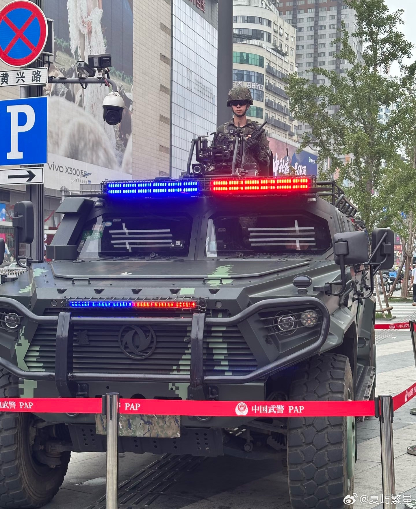 全网刷屏的长沙帅武警找到了看到“全网刷屏的长沙帅武警找到了”这个话题，心里忽然涌