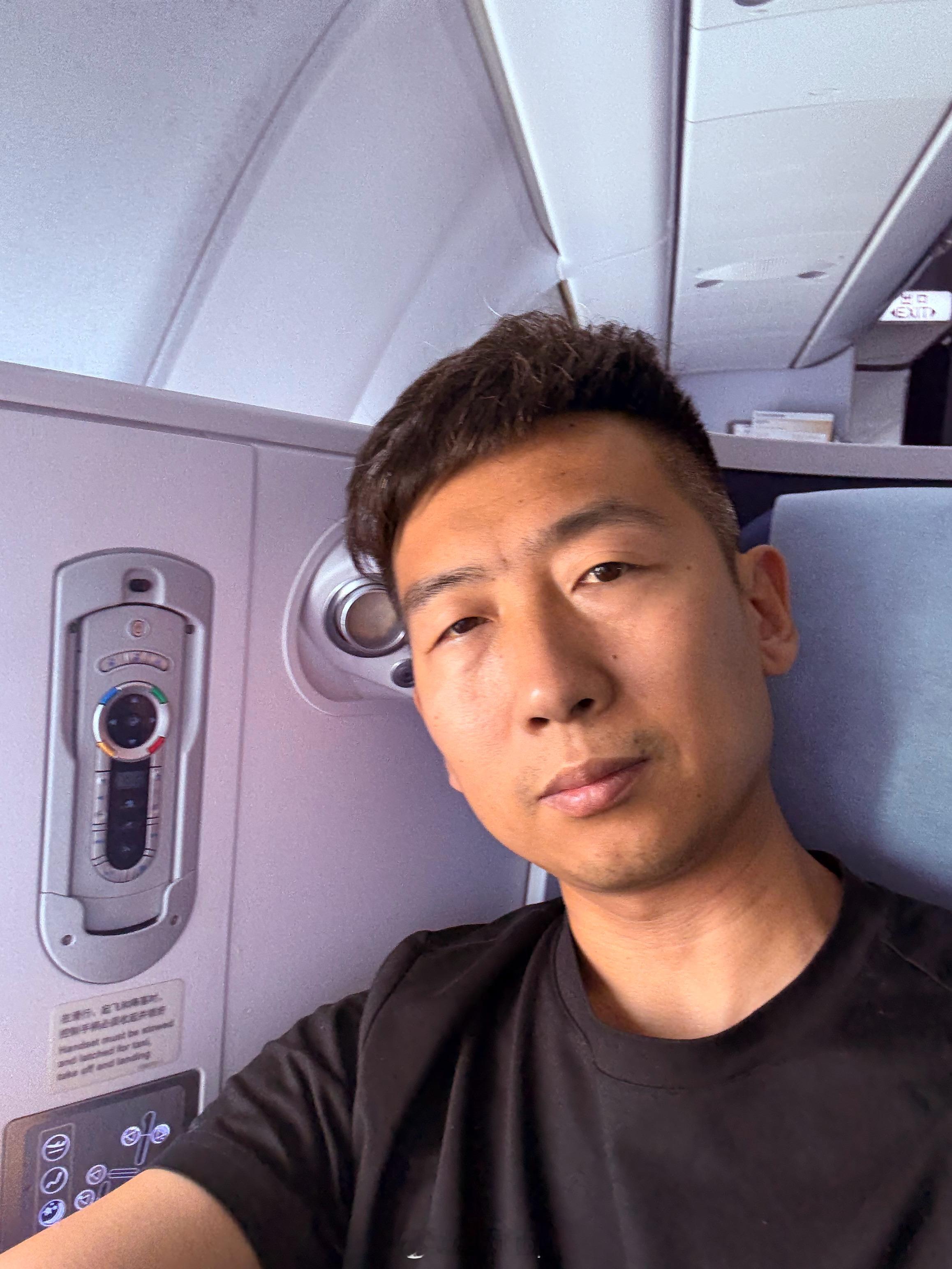 飞阿布扎比了，怕你们太想我，等会我问问空姐咋能连上网，主要是和小姐姐多聊聊天。你