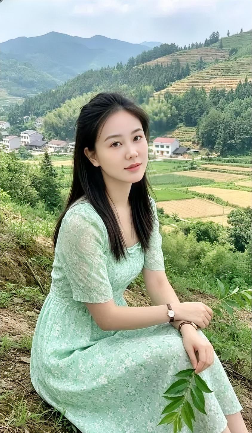 山风轻，绿裙摇，她坐在坡上，像刚长出的草。远村卧进梯田，云在峰腰飘。