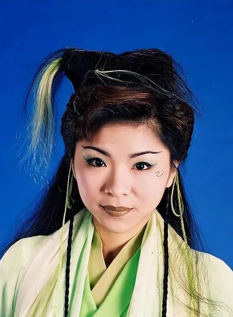 还记得这位亚视女星吗？原来成了“糖水伯”的经纪人她的名字叫黄美芬，90年代活跃