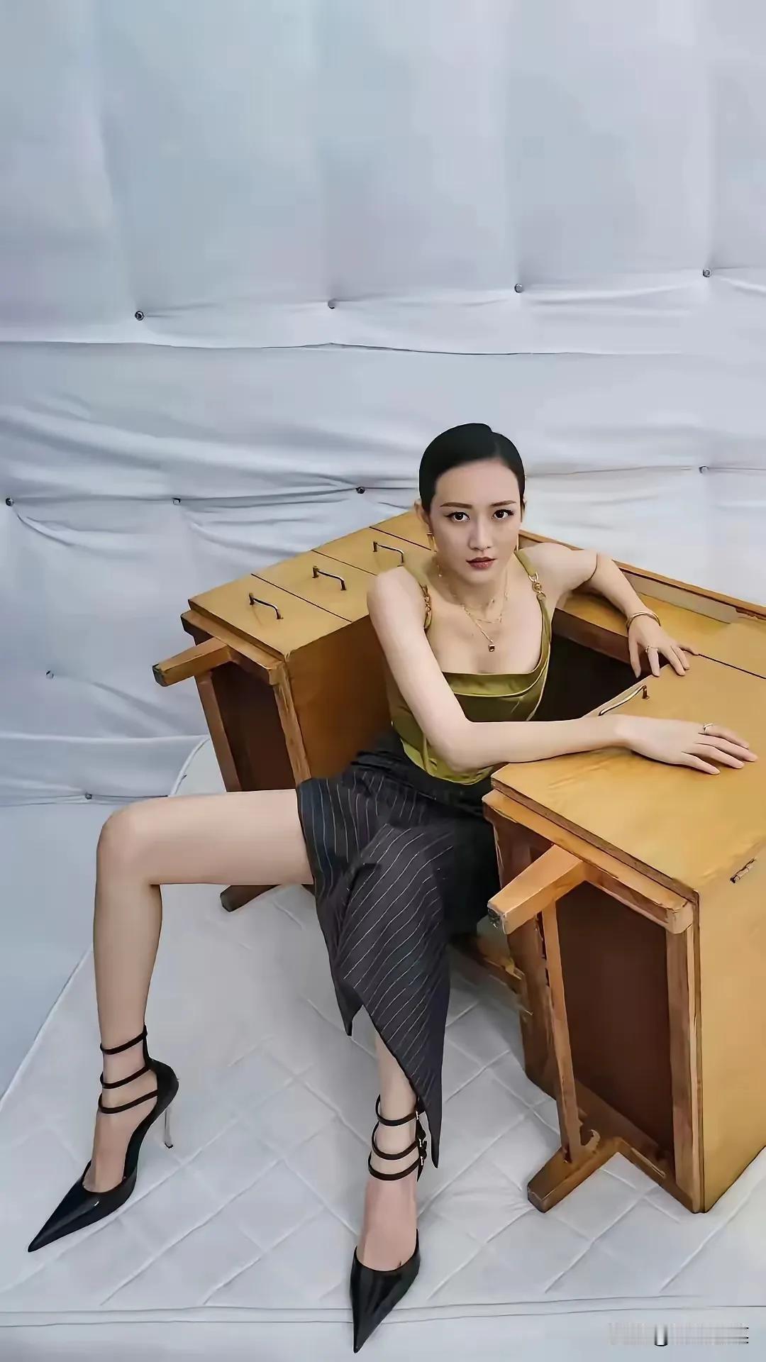 我的妈呀！这照片挺吓人的，这是什么造型呀！她虽然很美，但总觉得的怪怪的，这照