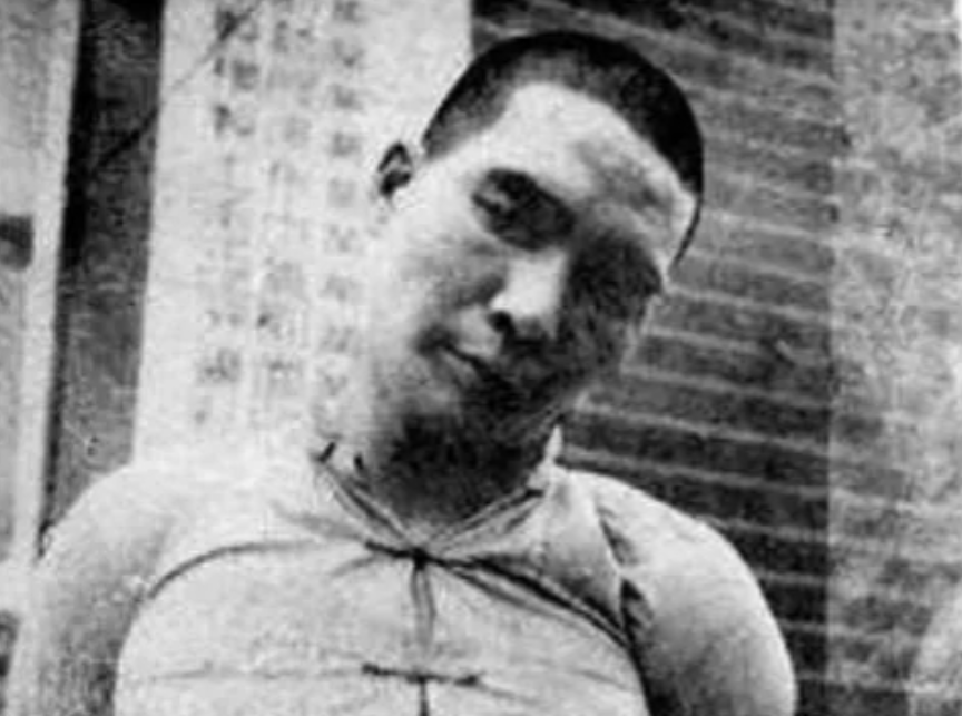 1950年，重庆大妈外出买菜，发现一个菜贩子口音有问题，便与他闲聊。买完菜后，她