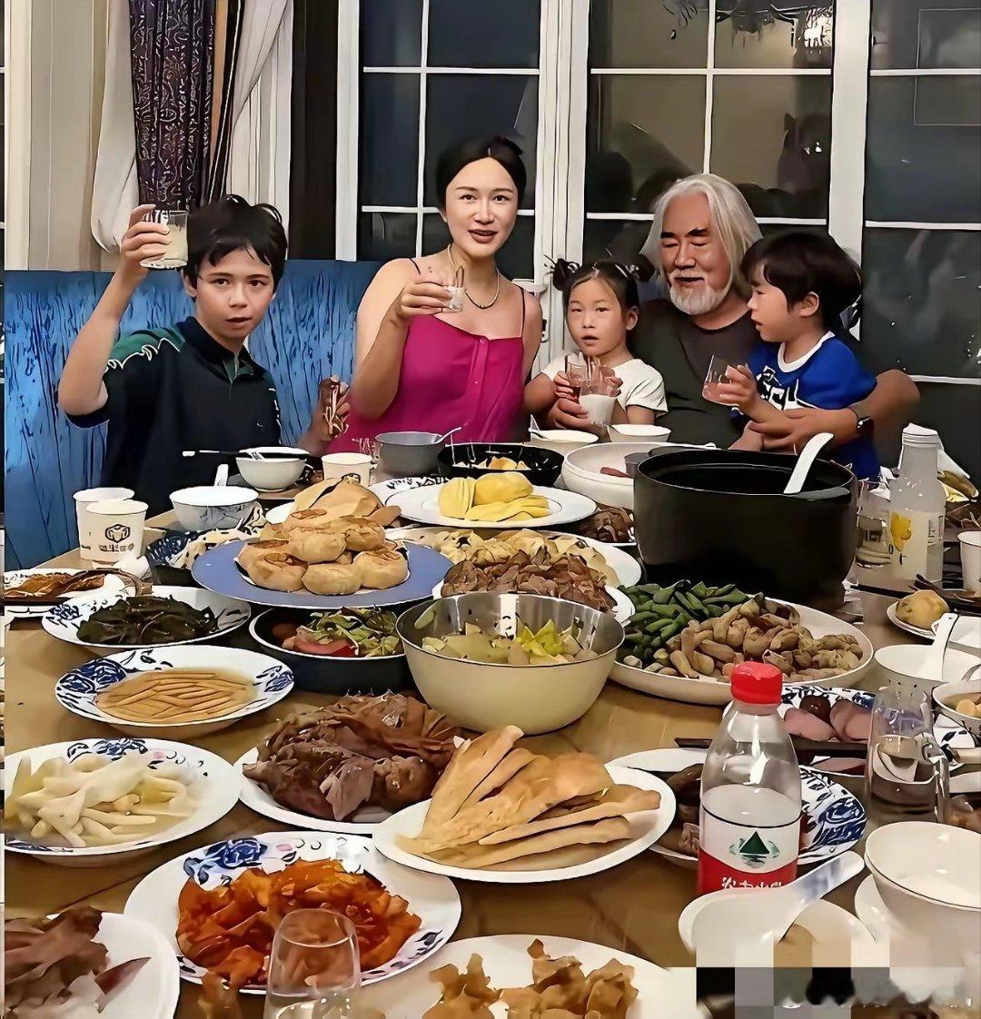 张纪中家这一桌子菜被炫来炫去，我仔细看了一百回，还是没闹明白，炫啥呢？​这一桌子