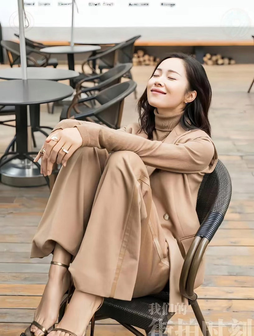 江一燕的魅力由内而外散发，称得上从头美到脚，五官与体态都格外出彩。​​​