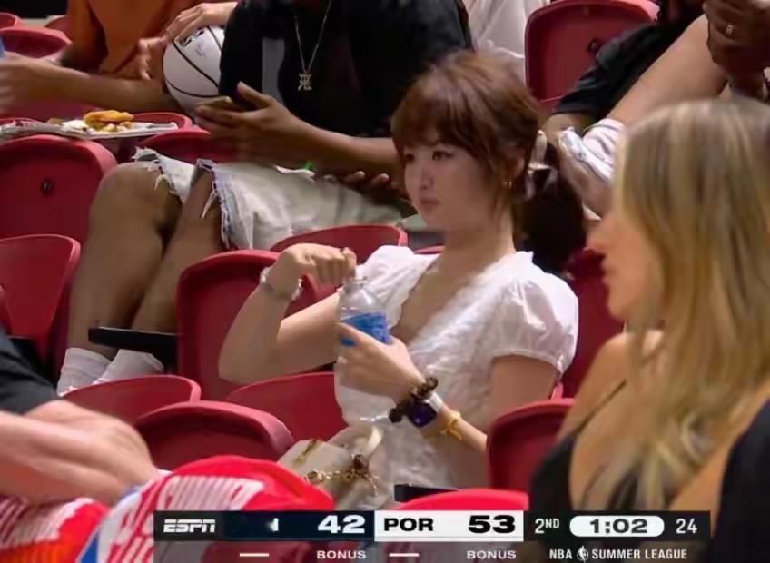NBA季前赛，杨瀚森表现中出色，女友全程陪战。波特篮开拓者队记者LeBron