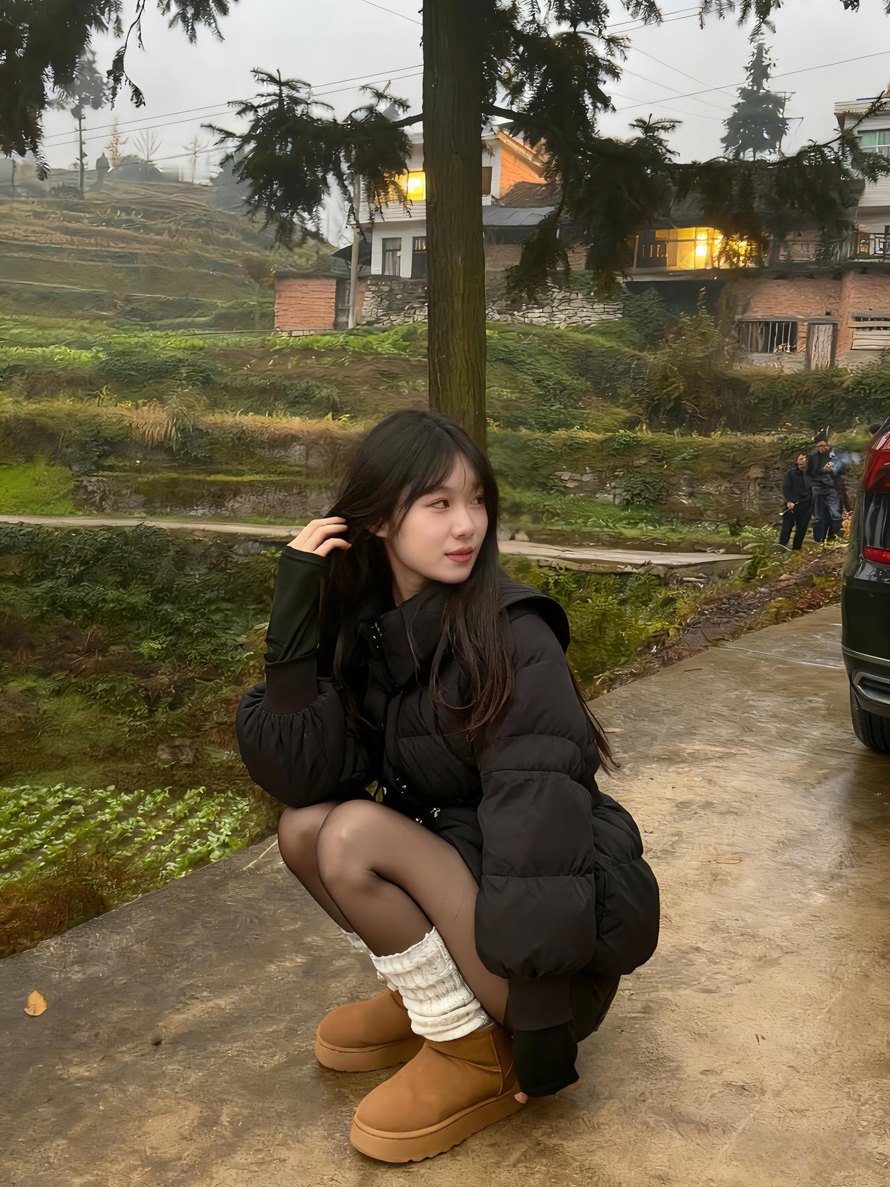 谁懂啊！回村赶上雾蒙蒙的天气，穿黑色收腰羽绒服好显比例～配堆堆袜+雪地靴，又暖又