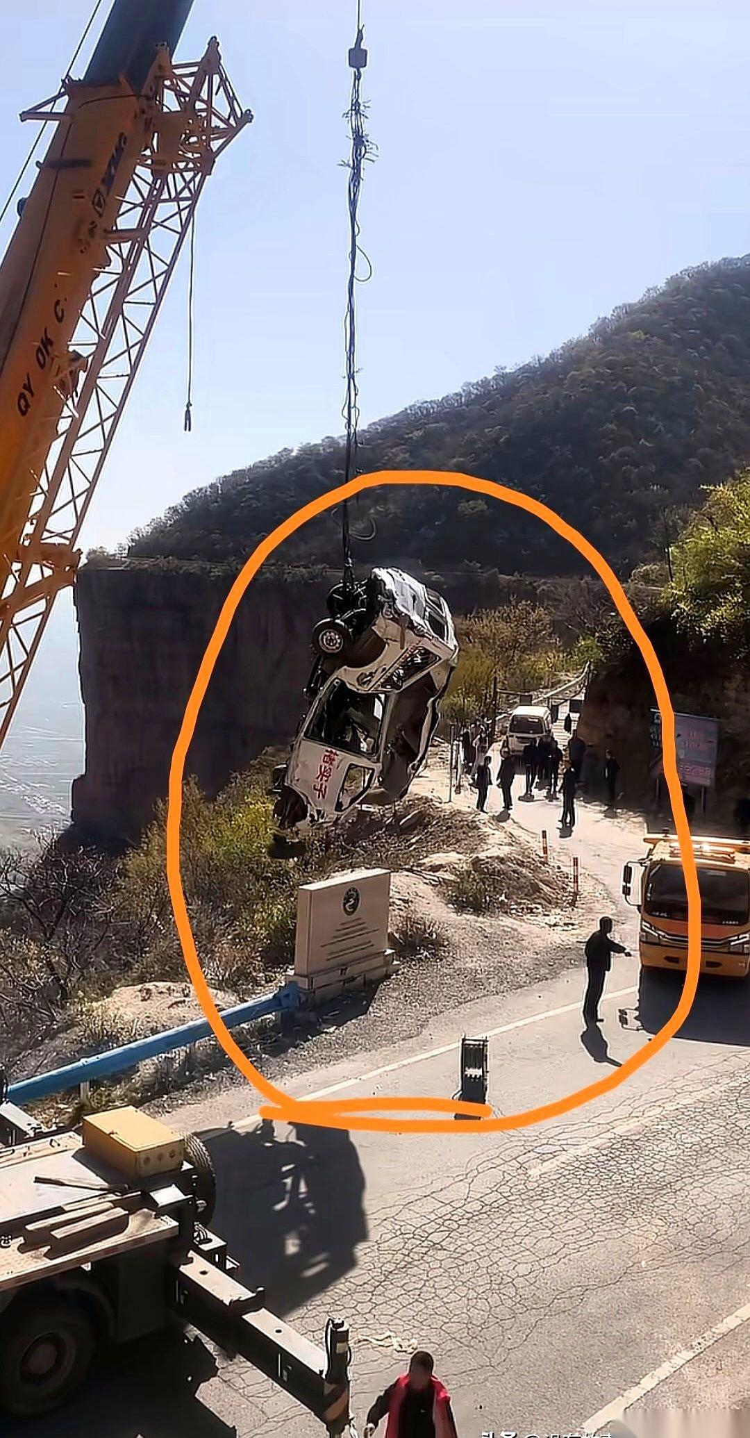 几十公里的盘山路，哪哪都有护栏，偏偏就这个弯，断开一个豁口。吊车的引擎嗡嗡地响