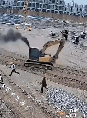 好家伙，这玩意儿是撂挑子不干了吗？挖机：“滚开，都给我滚开，我TM不干了”