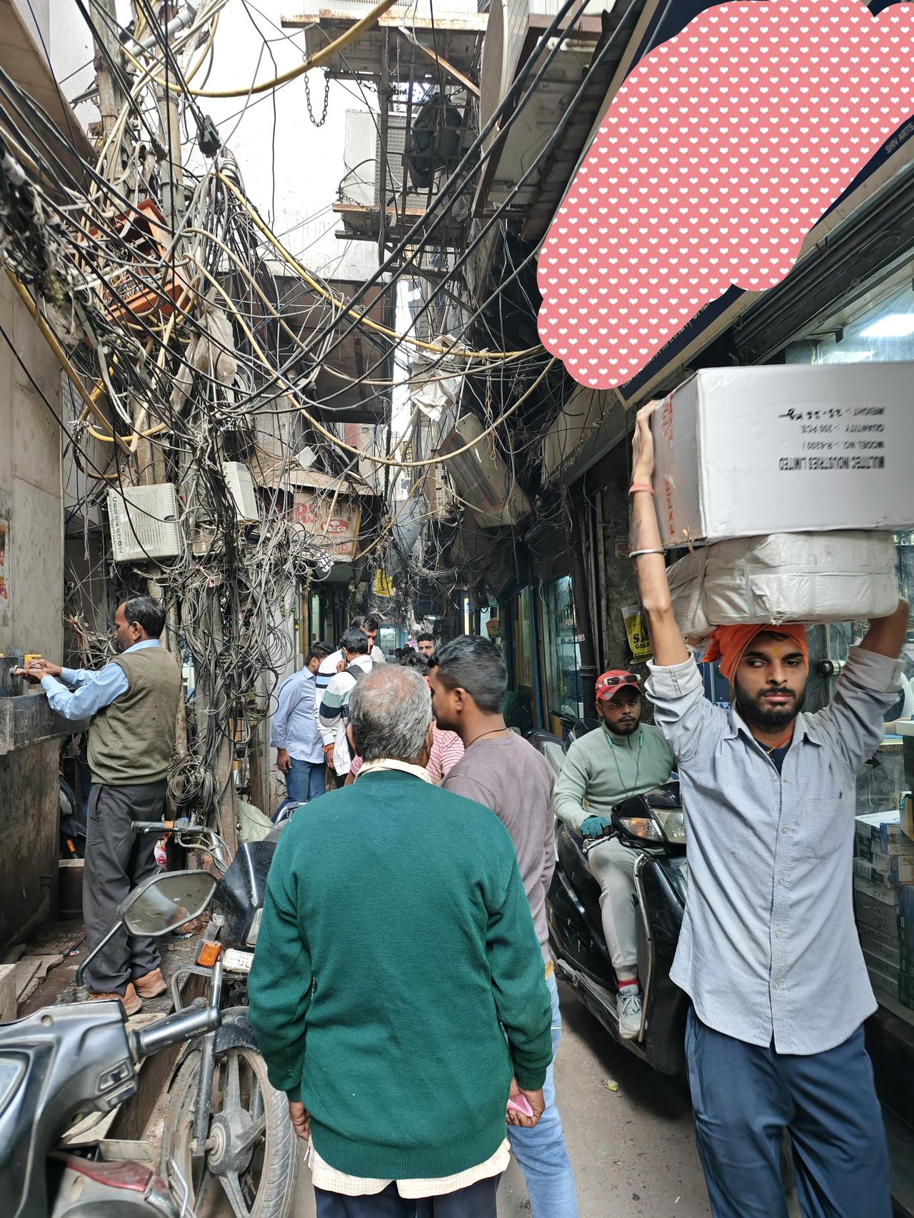 从迪拜来到印度德里，感觉一下穿越到了20-30年前的一个小县城。迪拜到德里的