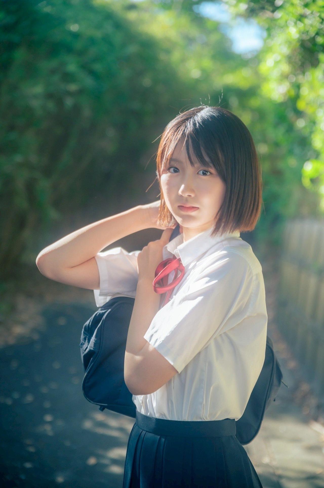 青衫映日影，红领系心间。