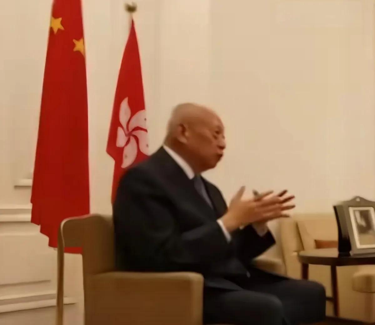 香港第一、二任特首董建华去世，国家会为这个爱国人士降半旗吗？根据法律规定，为