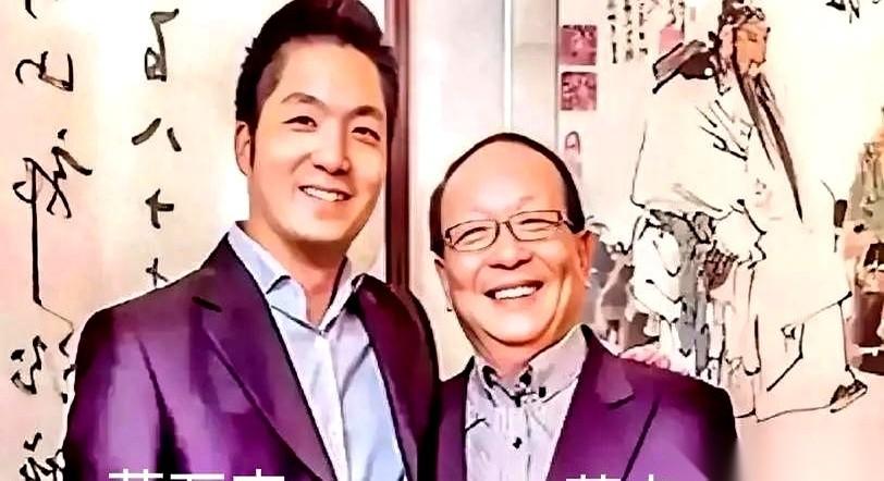 还不到半岁，妈妈就没了。还是对双胞胎。这哥俩的妈，叫章亚若，29岁就死在了医