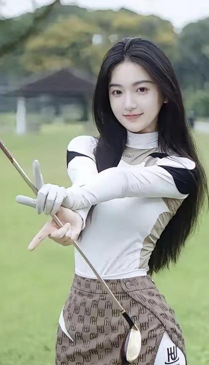 小姐姐打高尔夫球