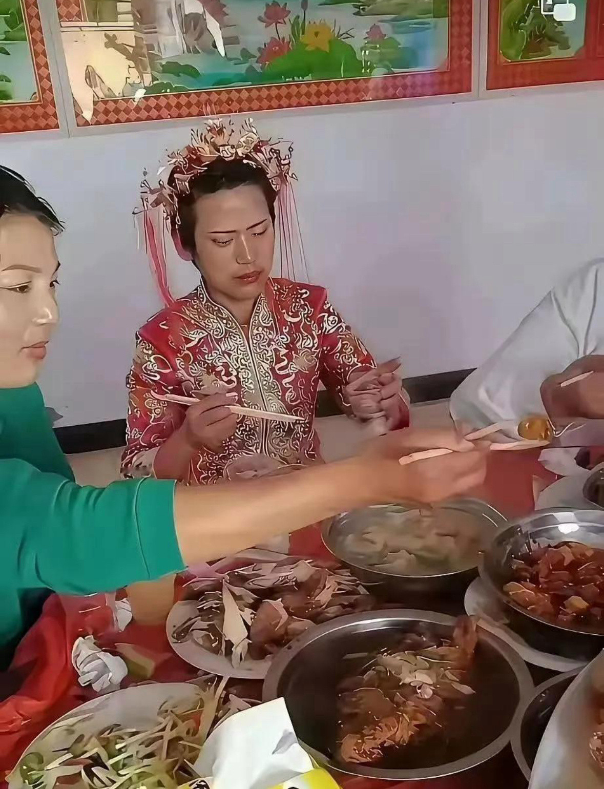新‏娘底子挺﻿好的，就是今天的妆有点翻‎‎车。