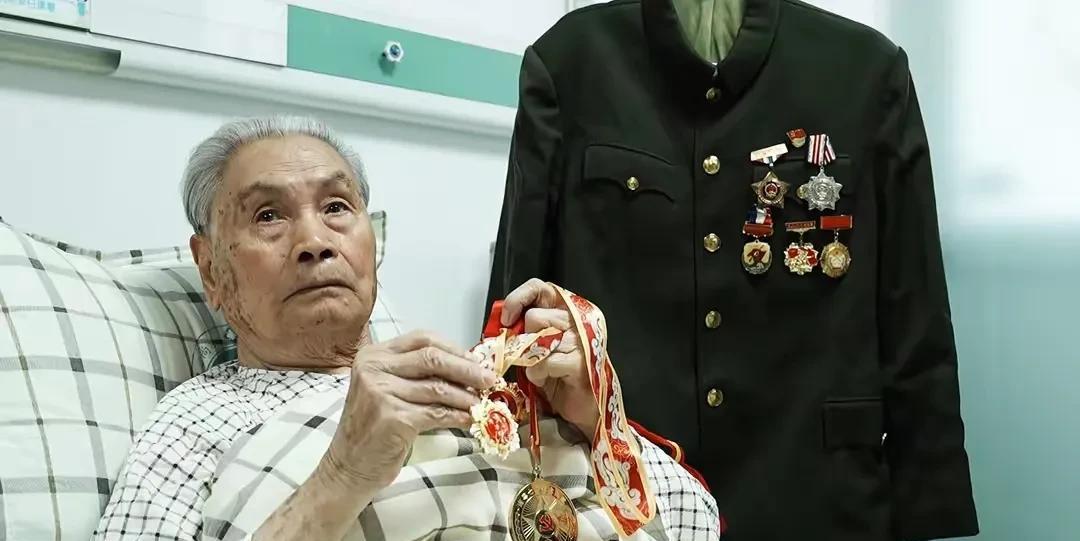 95岁的离休老干部，被法院判定为恶势力团伙首要分子，获刑五年，罚金五万。（消息源